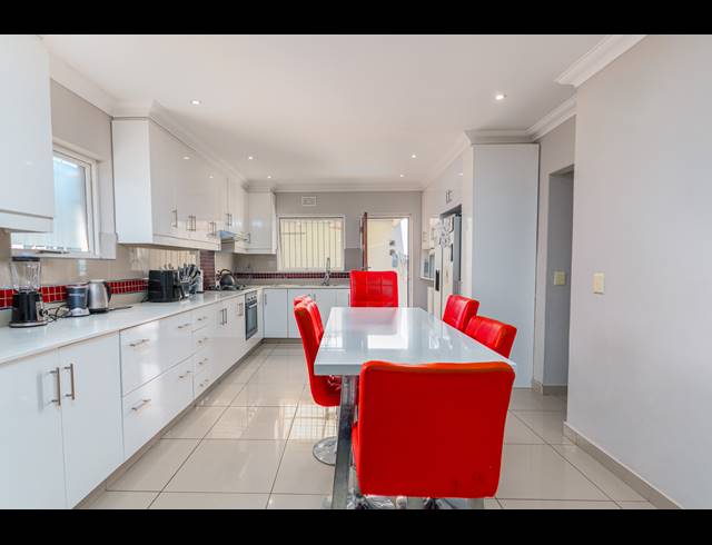 6 BEDROOM FREESTANDING TO LET IN TABLE VIEW
